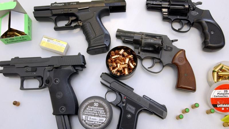 Wer Darf In Deutschland Waffen Besitzen Und Mitfuhren Br24
