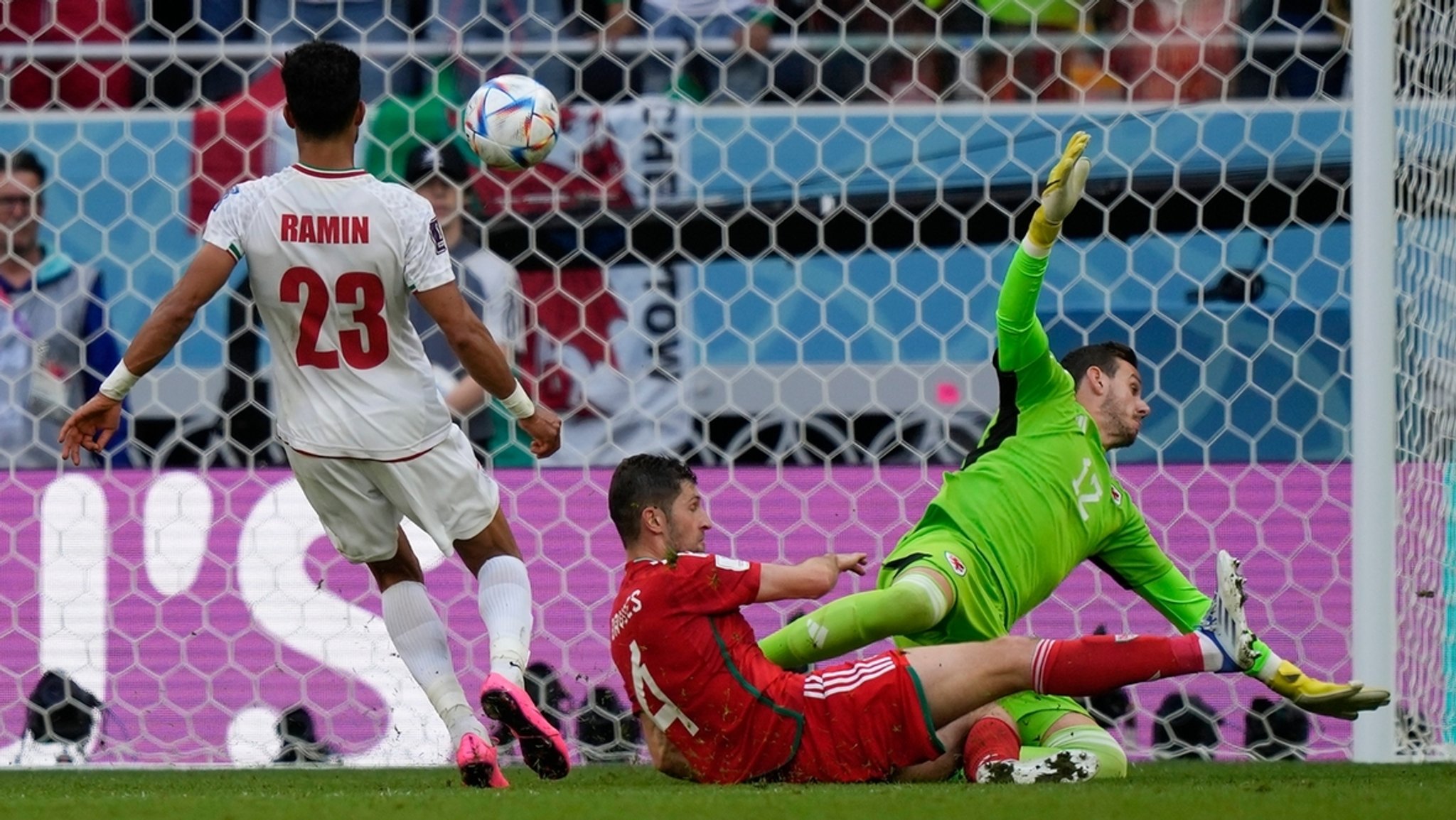 Irans Ramin Rezaeian (l) erzielt das Tor zum 0-2.