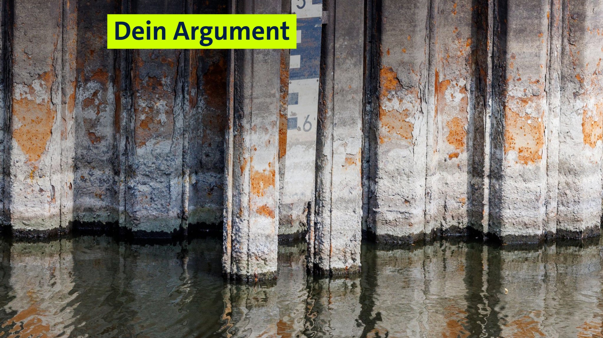Der Wasserspiegel in der Elbe ist am Pegel im Hafen noch unterhalb der amtlichen Messstange für die Anzeige der Wassertiefe (10.08.2026).