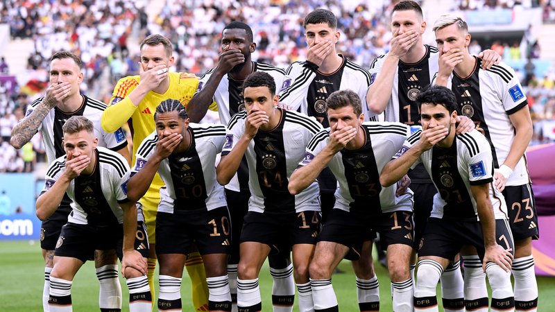 Die deutsche Nationalmannschaft hält sich aus Protest die Hand vor den Mund.