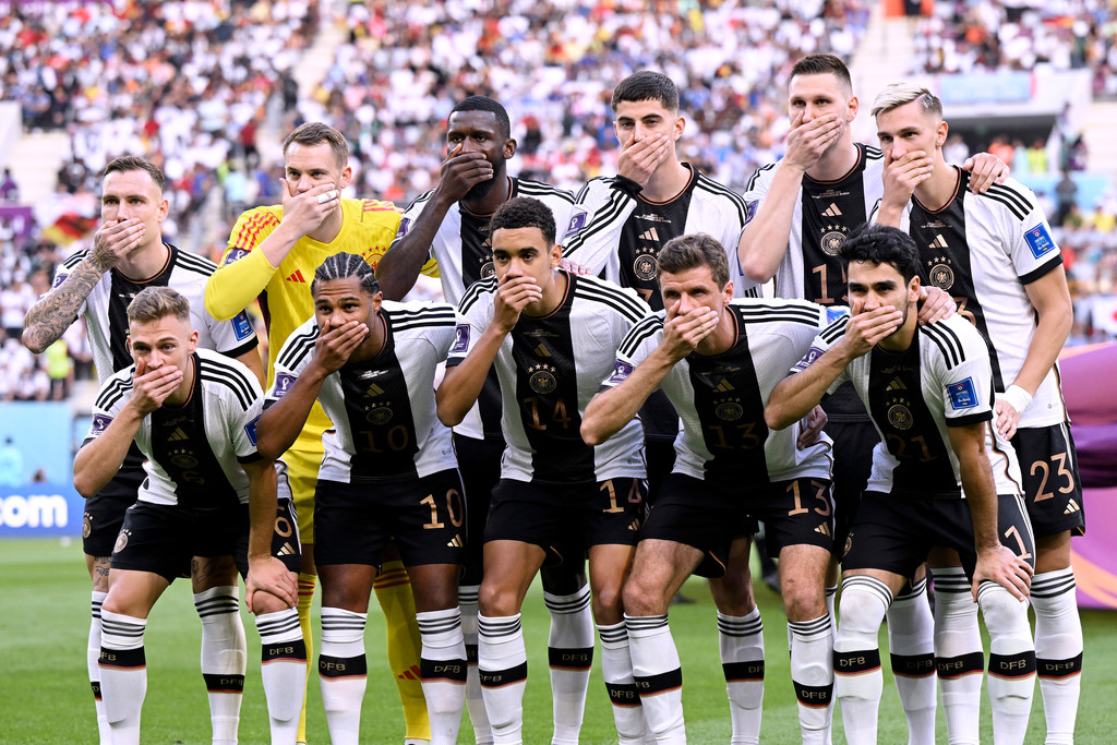 Die deutsche Nationalmannschaft hält sich aus Protest die Hand vor den Mund.