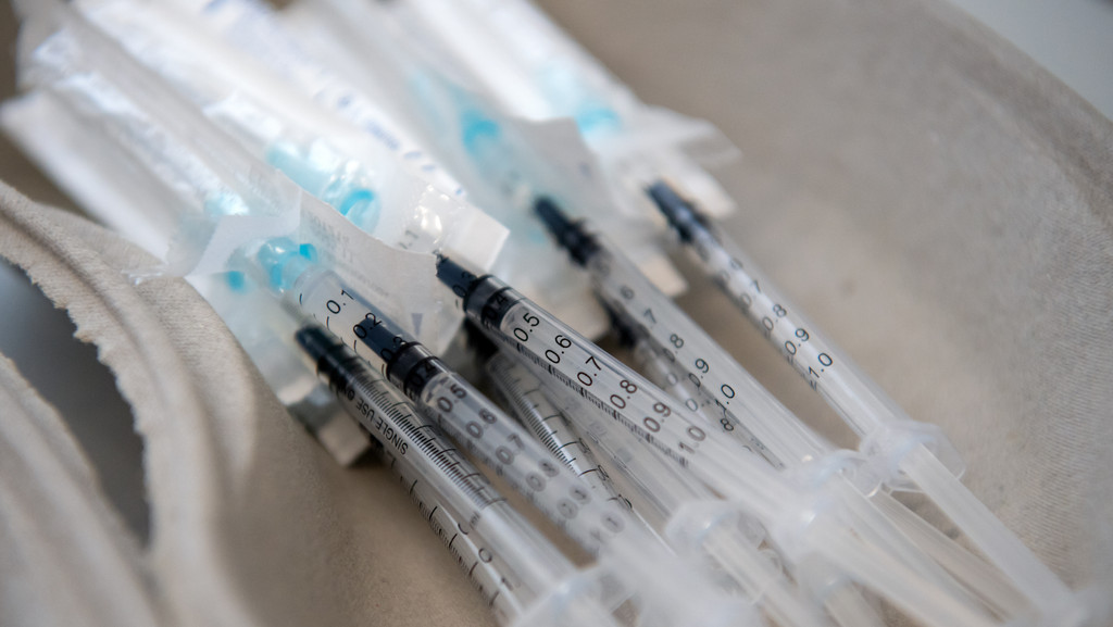 Spritzen mit dem Impfstoff von Biontech/Pfizer gegen das Coronavirus liegen in einem Impfbus. 