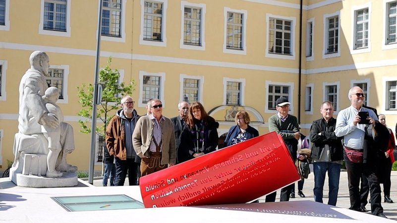 Feierliche Einweihung des Mahnmals zu Gedenken an die Opfer der Misshandlungen im Donauwörther Kinderheim in den Jahren 1952-1975.