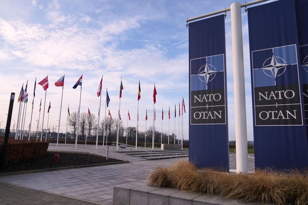 Fahnen flattern im Wind vor dem Nato-Hauptquartier in Brüssel.