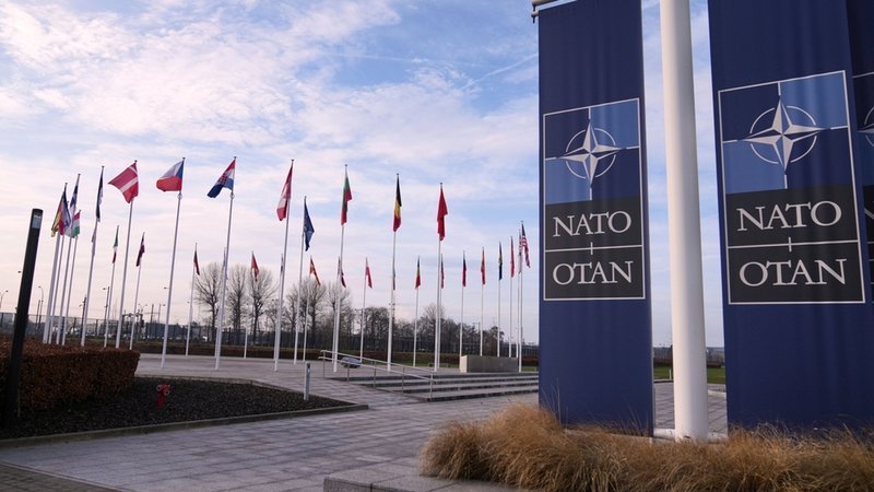 Fahnen flattern im Wind vor dem Nato-Hauptquartier in Brüssel. | Bild: dpa-Bildfunk/Virginia Mayo Fahnen flattern im Wind vor dem Nato-Hauptquartier in Brüssel.