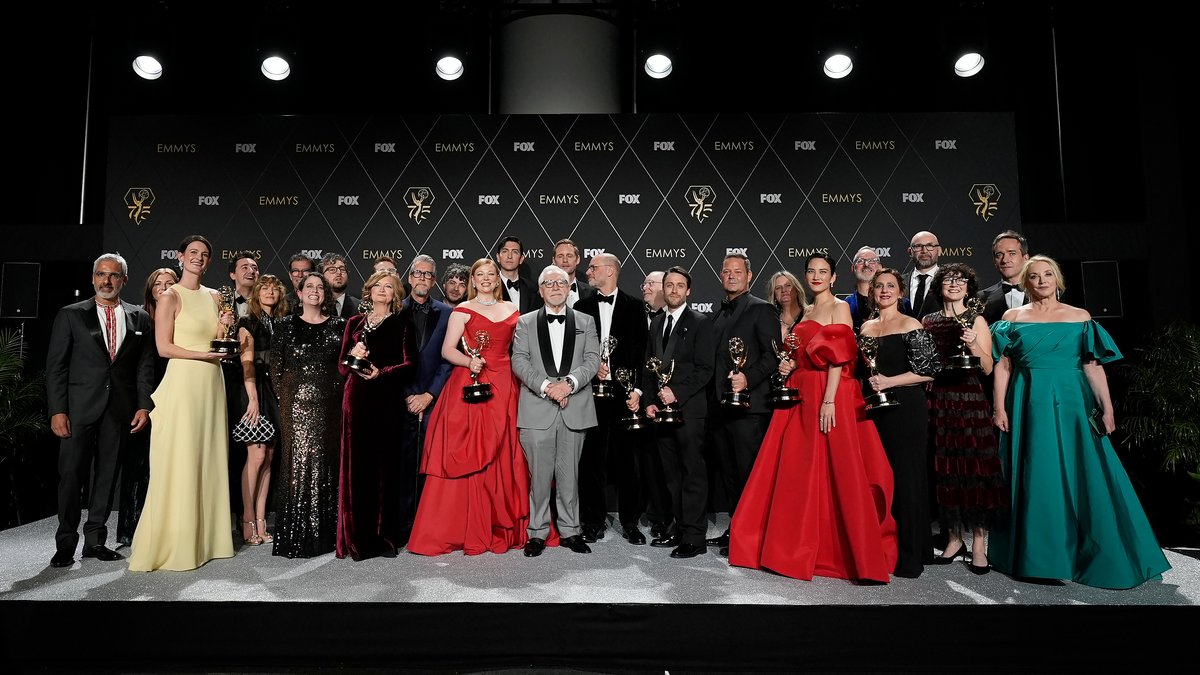 Menschen stehen bei der Verleihung der Emmy Awards auf einer Bühne.