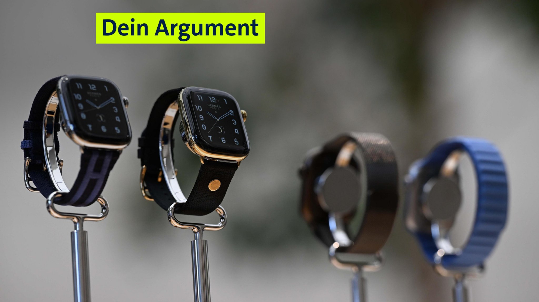 (Symbolbild) Apple Watches werden auf einer Verkaufsfläche präsentiert.