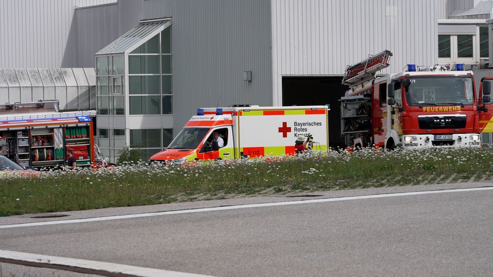 Feuerwehr und Rettungskräfte vor der Unfallklinik in Murnau | Bild:Dominik Bartl/MedienPics.de