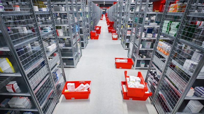 Das Zentrallager des Pharma-Großhändlers AEP in Alzenau, aufgenommen im Jahr 2013. | Bild: picture alliance / David Ebener Das Zentrallager des Pharma-Großhändlers AEP in Alzenau, aufgenommen im Jahr 2013.