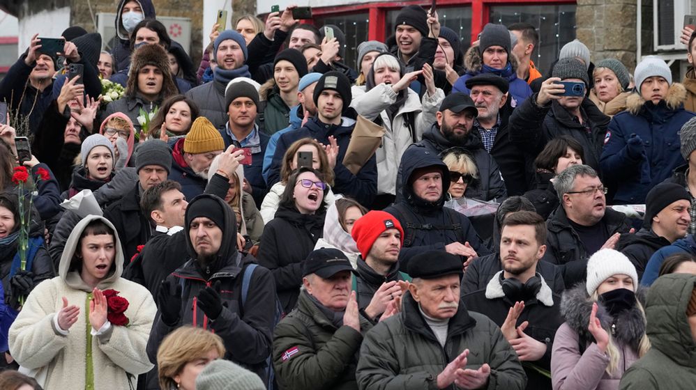 Moskau: Menschen versammeln sich an der Kirche zu Ehren der Gottesmutterikone «Lindere meine Trauer» im südöstlichen Bezirk Marjino.  | Bild:dpa-Bildfunk/Uncredited