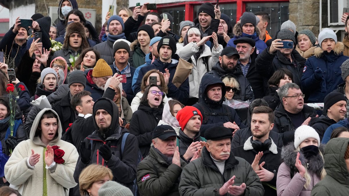 "Nein zum Krieg!": Protest bei Nawalny-Trauerfeier in Moskau