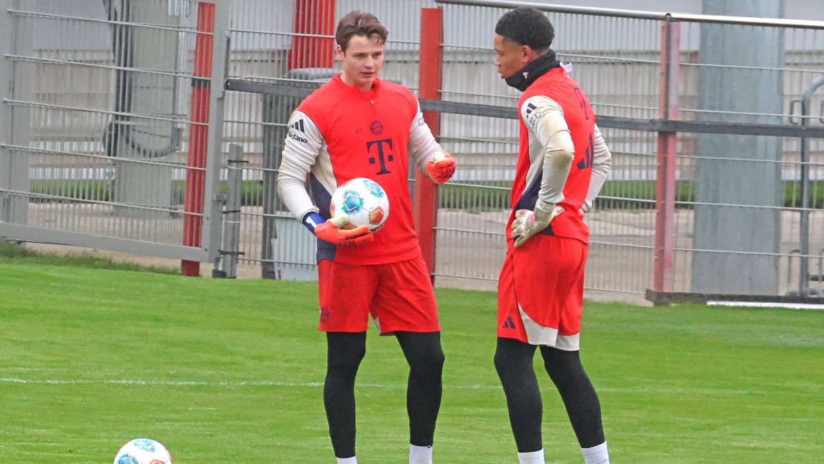 Torwart-Not beim FC Bayern: Spielt Urbig oder ein 16-Jähriger?