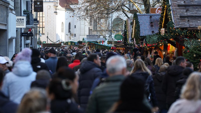 Christkindlmarkt am Marienplatz am 25.11.2024 in München | Bild: picture alliance/dpa/Revierfoto | Revierfoto Christkindlmarkt am Marienplatz am 25.11.2024 in München
