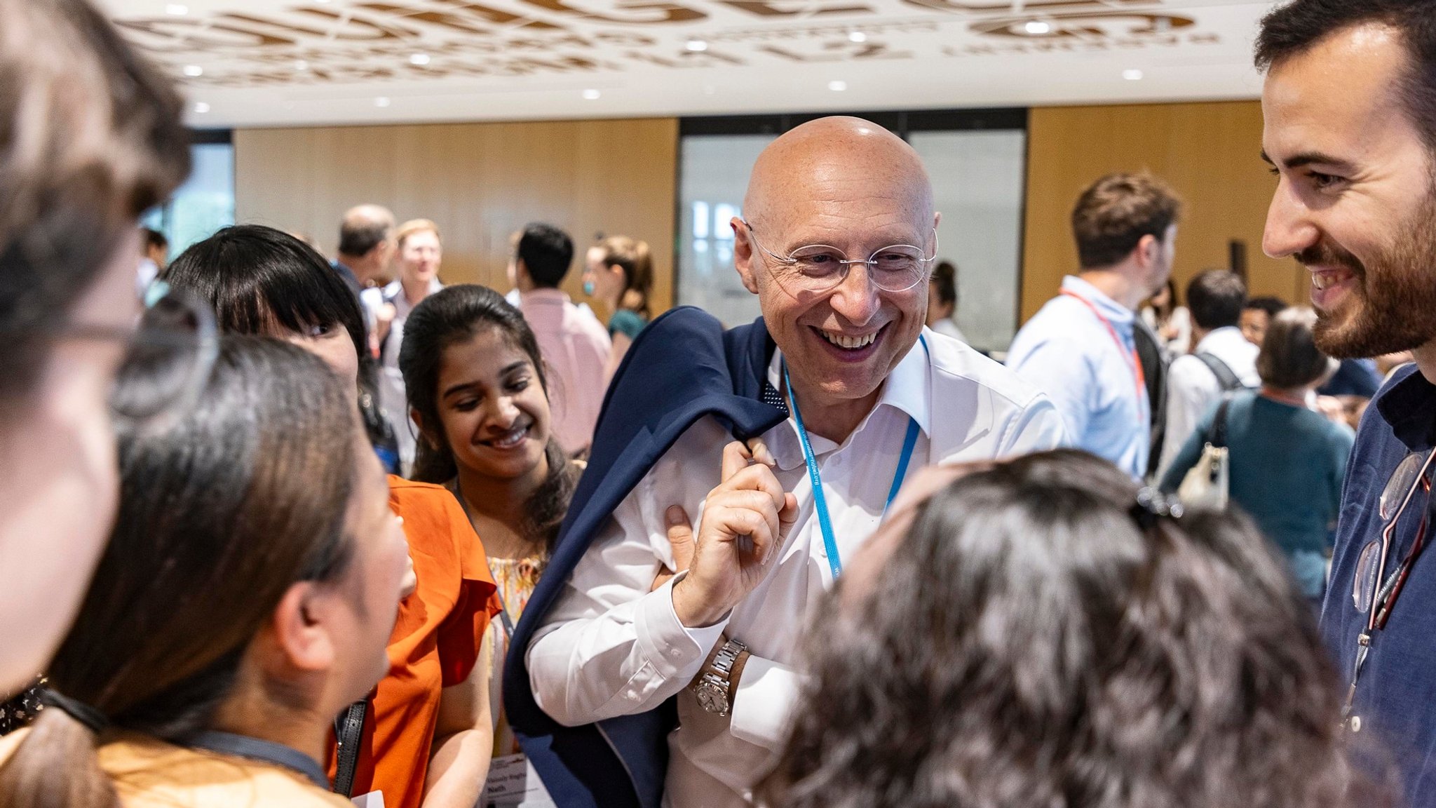 Nobelpreisträger Stefan Hell mit jungen Forschenden in Lindau. Beim 72. Treffen der Nobelpreisträger am Bodensee konnten wieder junge Forschende in direkten Kontakt mit Nobelpreisträgern kommen.