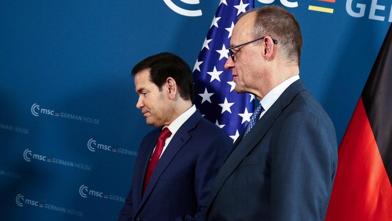 Bundeskanzler Friedrich Merz (r, CDU) und US-Außenminister Marco Rubio treffen sich auf der 62. Münchner Sicherheitskonferenz. Es werden mehr als 60 Staats- und Regierungschefs beim wichtigsten Expertentreffen zur Sicherheitspolitik weltweit erwartet und damit mehr als je zuvor. | Bild: picture alliance/dpa/Reuters/Pool | Liesa Johannssen Bundeskanzler Friedrich Merz (r, CDU) und US-Außenminister Marco Rubio treffen sich auf der 62. Münchner Sicherheitskonferenz. Es werden mehr als 60 Staats- und Regierungschefs beim wichtigsten Expertentreffen zur Sicherheitspolitik weltweit erwartet und damit mehr als je zuvor.