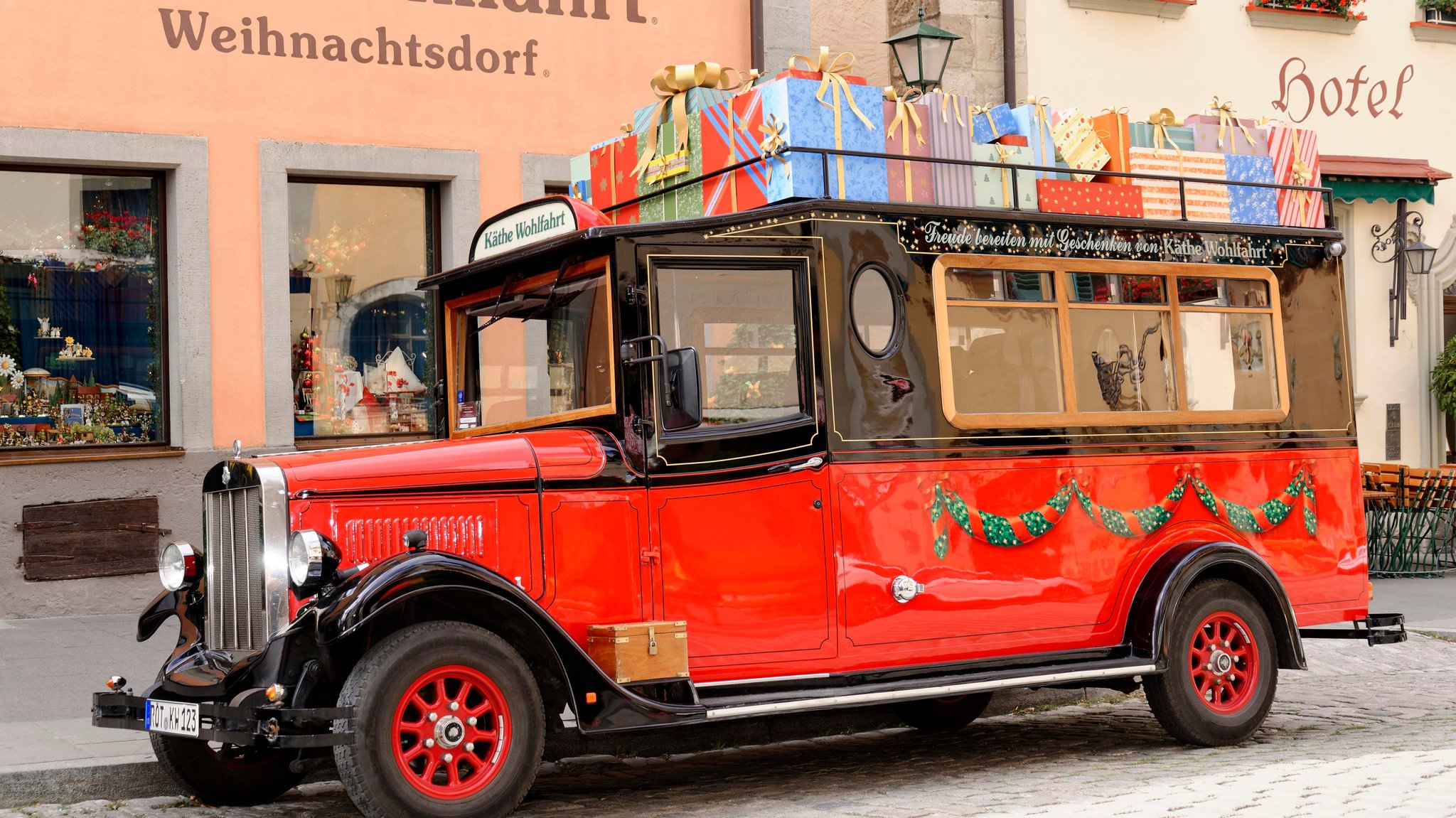 Roter Bus vor Käthe Wohlfart-Weihnachtsdorf 