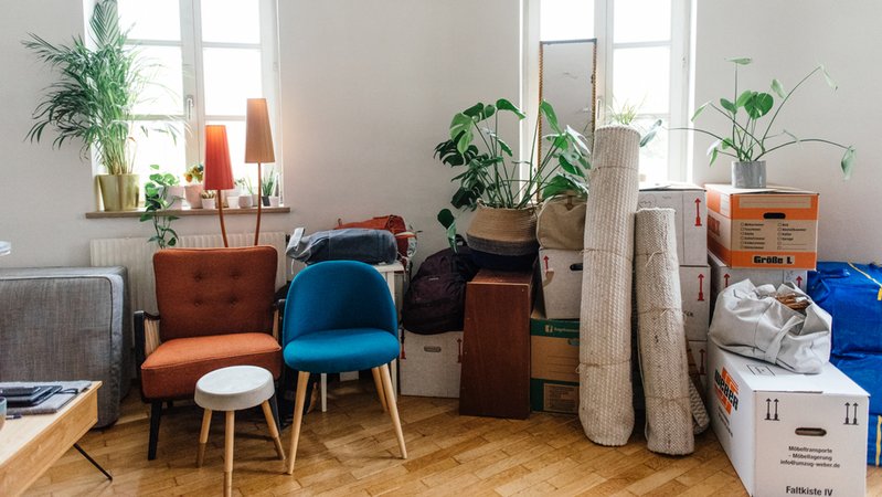 Möbel, Teppiche, Pflanzen und Umzugskartons in einer leeren Wohnung. | Bild: BR / Lisa Hinder Möbel, Teppiche, Pflanzen und Umzugskartons in einer leeren Wohnung.