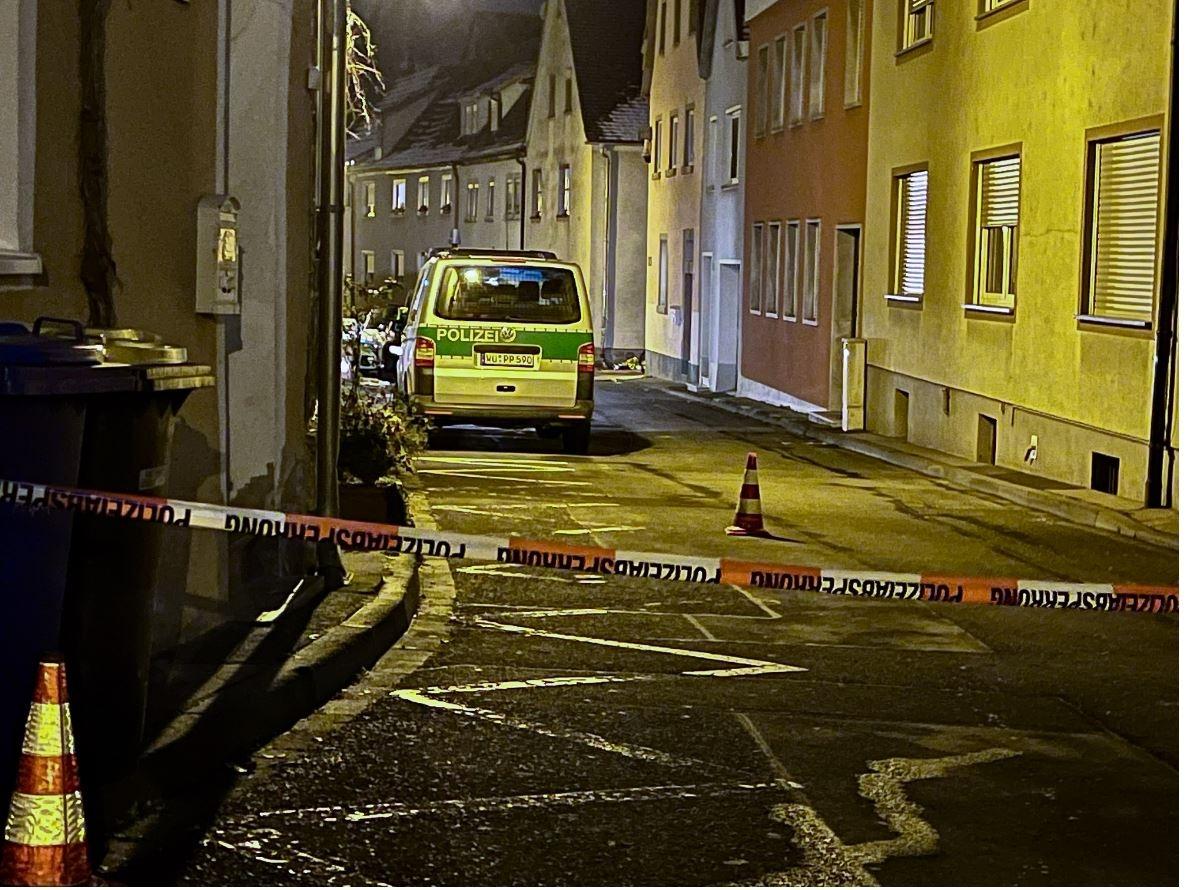 Ein junger Mann ist in Ochsenfurt mehrfach vor der Polizei geflohen. Als ein Beamter ihn stellen konnte, ging der 23-Jährige zum Angriff über. | Bild:NEWS5 / Höfig