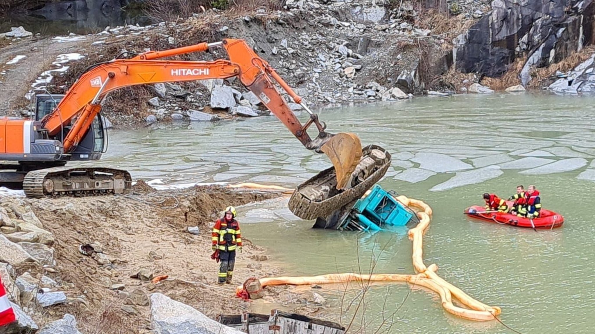 Die Freiwillige Feuerwehr Fürstenstein bei der Bergung des Baggers