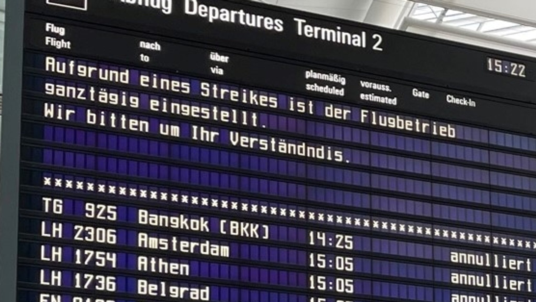 Keine Passagiere, annullierte Flüge, kaum Mitarbeiter: Streiktag am Flughafen München.