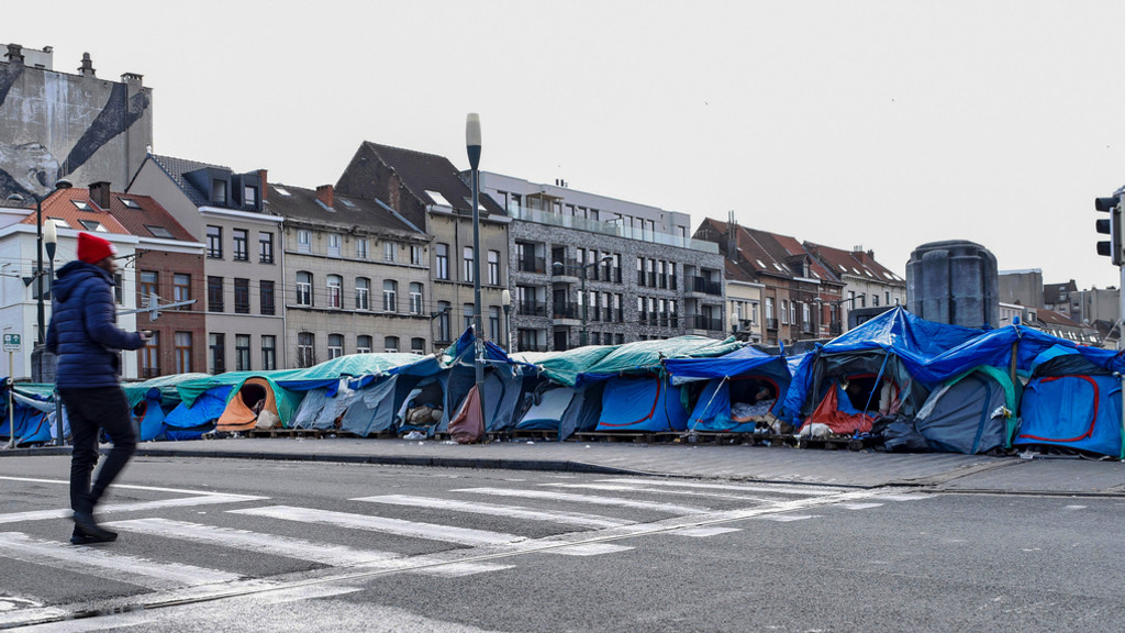 Viele Asylbewerber in Belgien und den Niederlanden leben seit Monaten unter erbärmlichen Umständen. Weil es in Asylwohnheimen nicht genug Platz gibt, schlafen Tausende in Zelten oder provisorischen Notunterkünften.