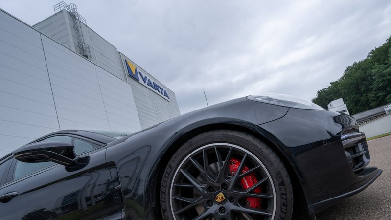 Porsche steigt bei Varta ein: Einigung mit Banken | Bild: pa/dpa/Stefan Puchner Porsche steigt bei Varta ein: Einigung mit Banken