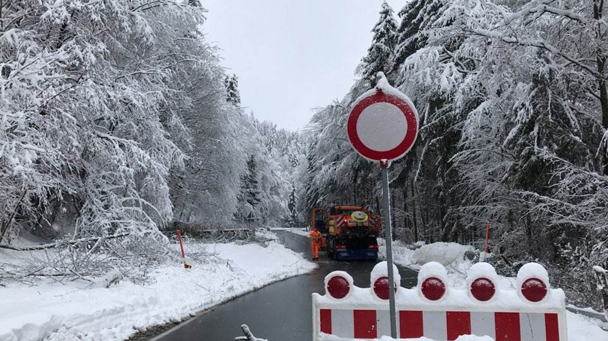 Symbolfoto Sperrung Wintersturm