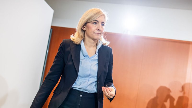 (Archivbild) Die Vorsitzende der Frauen-Union und Bundesgesundheitsministerin Nina Warken | Bild: dpa-Bildfunk/Michael Kappeler (Archivbild) Die Vorsitzende der Frauen-Union und Bundesgesundheitsministerin Nina Warken