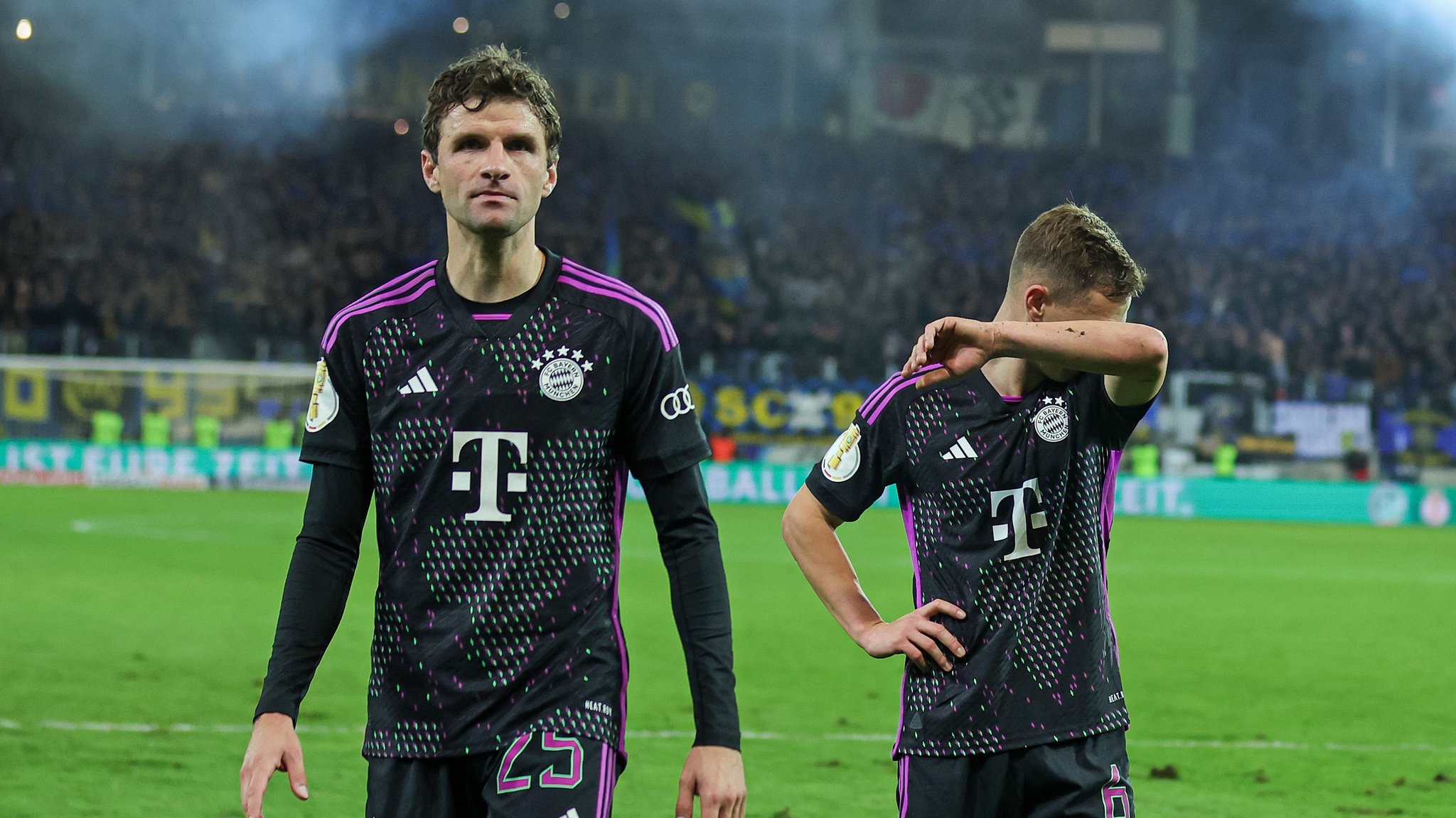 Thomas Müller (l.) und Joshua Kimmich nach der Pokalniederlage in Saarbrücken im Vorjahr