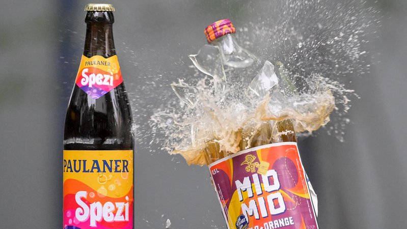 Eine Flasche Mio Mio Cola+Orange Mische und eine Spezi-Flasche des Herstellers Paulaner | Bild: picture alliance/dpa | Peter Kneffel Eine Flasche Mio Mio Cola+Orange Mische und eine Spezi-Flasche des Herstellers Paulaner