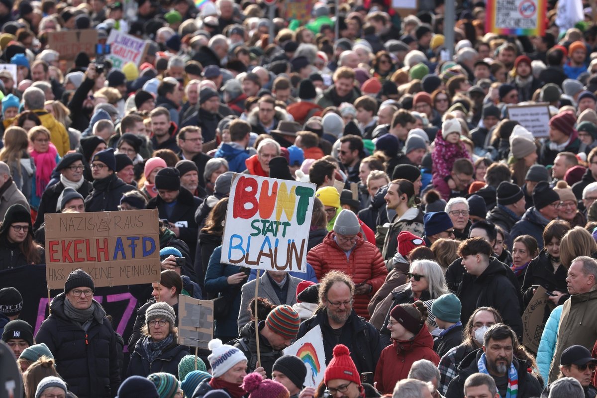 Kundgebung in München: Demonstrant hält in der Ludwigstraße ein Schild mit der Aufschrift "BUNT STATT BRAUN". 