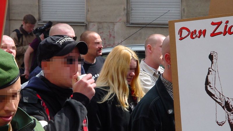 Christian W. (mit schwarzer Cap) als Anheizer bei einer Neonazi-Demo in Fürth 2002 | Bild: privat; Verpixelung: BR Christian W. (mit schwarzer Cap) als Anheizer bei einer Neonazi-Demo in Fürth 2002