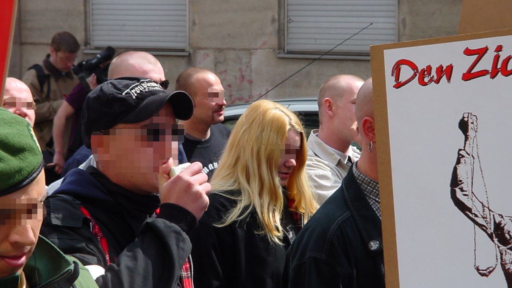 Christian W. (mit schwarzer Cap) als Anheizer bei einer Neonazi-Demo in Fürth 2002