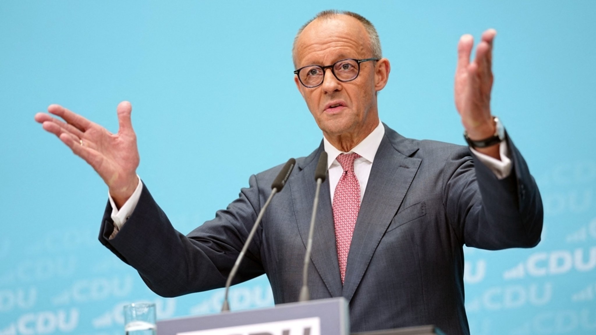 21.09.2026: Bundeskanzler Friedrich Merz, CDU, an einem Rednerpult | Bild: dpa-Bildfunk/Kay Nietfeld 21.09.2026: Bundeskanzler Friedrich Merz, CDU, an einem Rednerpult