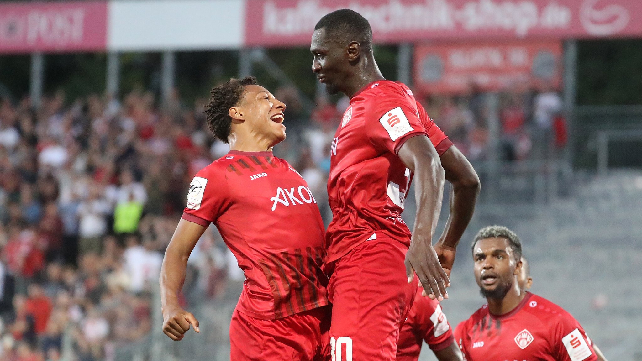 Die Würzburger Kickers haben einen Sieg gegen Alemannia Aachen eingefahren | Bild: picture alliance / Frank Scheuring / foto-scheuring | Frank Scheuring Die Würzburger Kickers haben einen Sieg gegen Alemannia Aachen eingefahren
