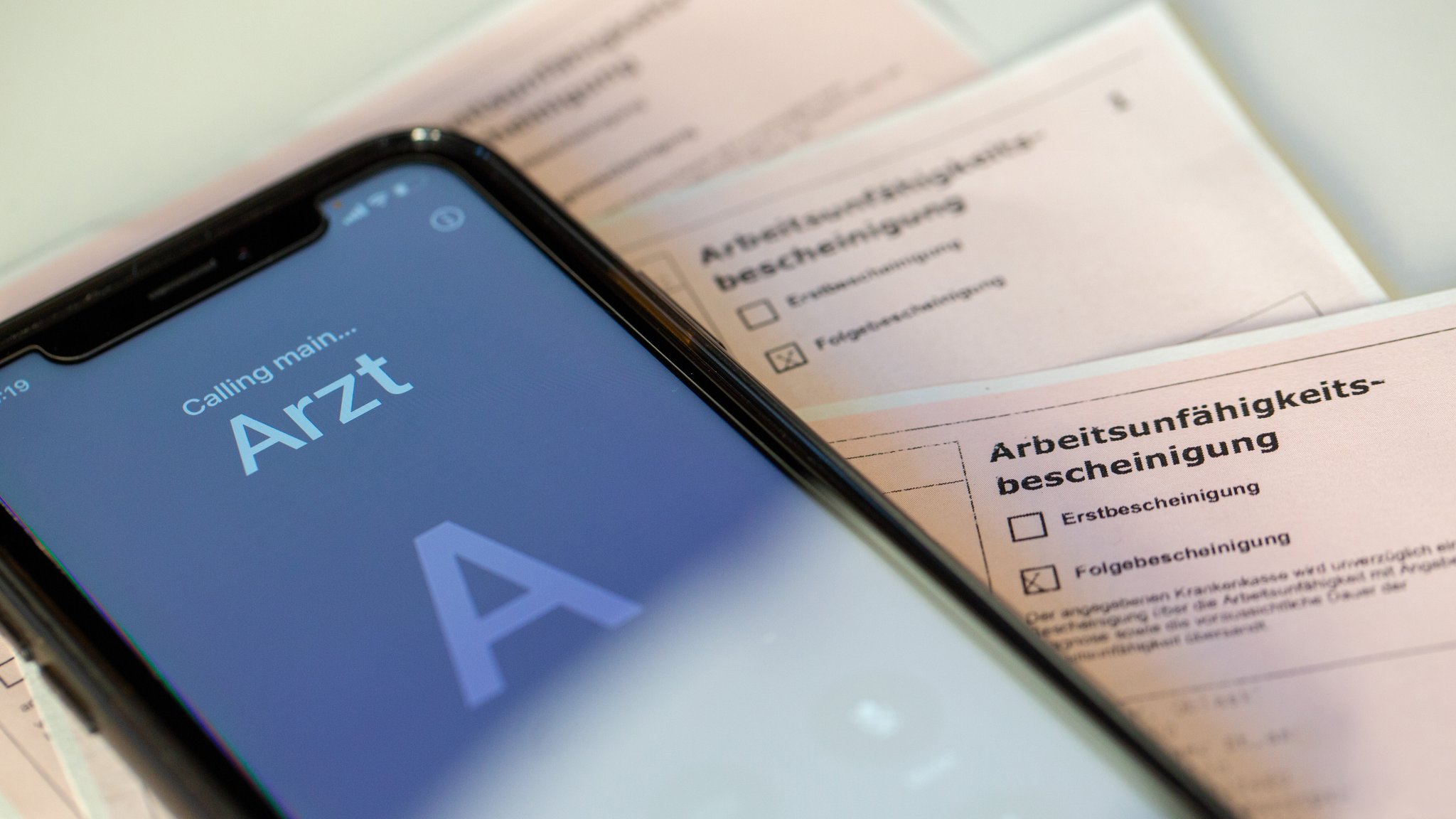 Für den Missbrauch der telefonischen Krankschreibung gibt es nach Aussagen von Krankenkassen, Wirtschaftsexperten und Hausärzten keine Belege. 