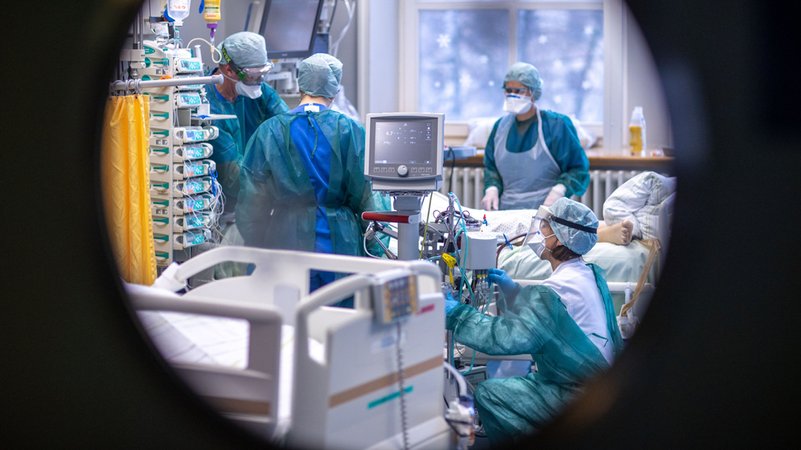 Erst Helden, jetzt krank: Bei knapp 20.000 Pflegekräften in Bayern ist der Verdacht auf eine Covid-19-Erkrankung als Berufskrankheit gemeldet. | Bild: dpa-Bildfunk/Jens Büttner Erst Helden, jetzt krank: Bei knapp 20.000 Pflegekräften in Bayern ist der Verdacht auf eine Covid-19-Erkrankung als Berufskrankheit gemeldet.