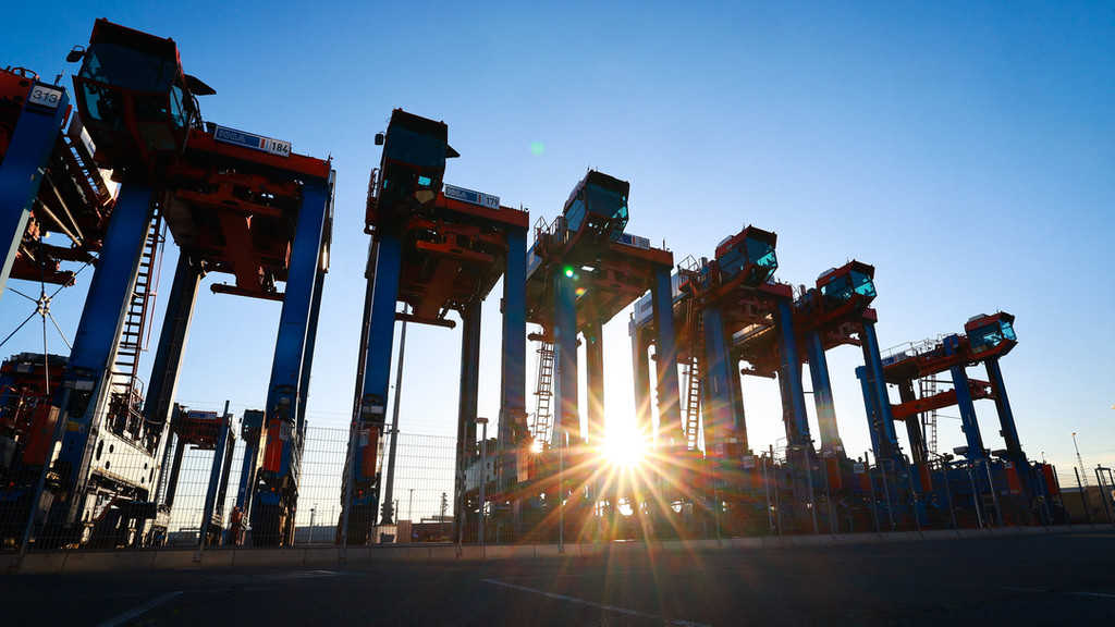 Van Carrier (VC), Spezialfahrzeuge für den Containerumschlag, stehen auf dem Gelände des Container Terminal Burchardkai (CTA) der HHLA (Hamburger Hafen und Logistik AG).