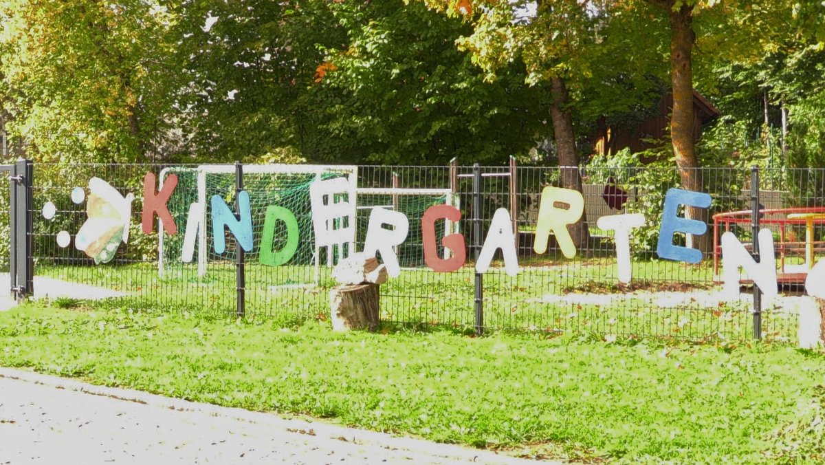 Aufschrift "Kindergarten" auf dem Zaun des Kaisheimer Kindergartens