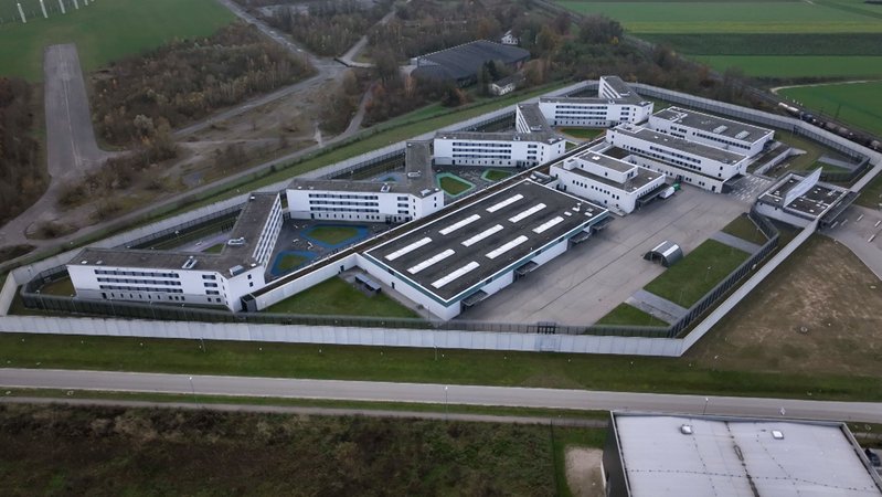 Eine Drohnenaufnahme zeigt die JVA Gablingen von oben | Bild: BR / Simon Frick Eine Drohnenaufnahme zeigt die JVA Gablingen von oben
