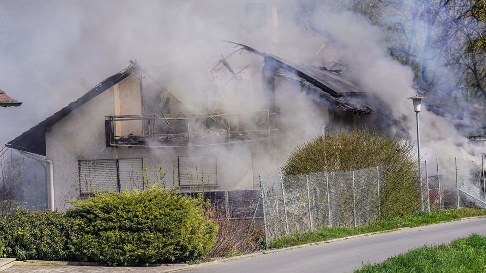 Baden-Württemberg, Boxberg: Bei einem Einsatz eines Sondereinsatzkommandos gegen einen mutmaßlichen "Reichsbürger" brennt ein Haus im Main-Tauber-Kreis. Nach Angaben von Sicherheitskreisen hatte der Mann auf SEK-Beamten geschossen. Ab 05.04.2023 muss sich der mutmaßliche "Reichsbürger" vor Gericht verantworten.      