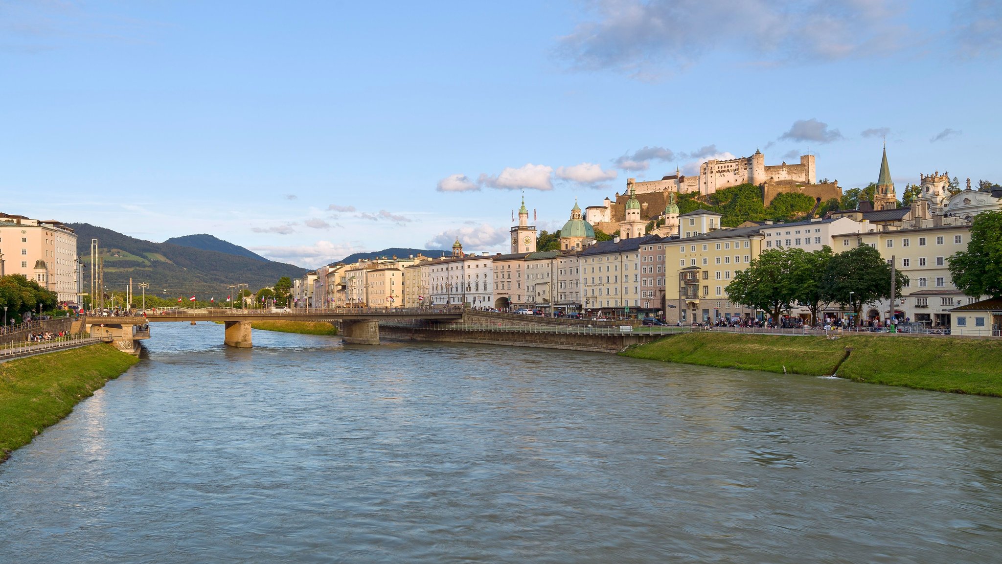Ein Bild, das die Staatsbrücke über die Salzach in Salzburg Österreich zeigt. | Bild: picture alliance / imageBROKER | Susanne Aigner Ein Bild, das die Staatsbrücke über die Salzach in Salzburg Österreich zeigt.