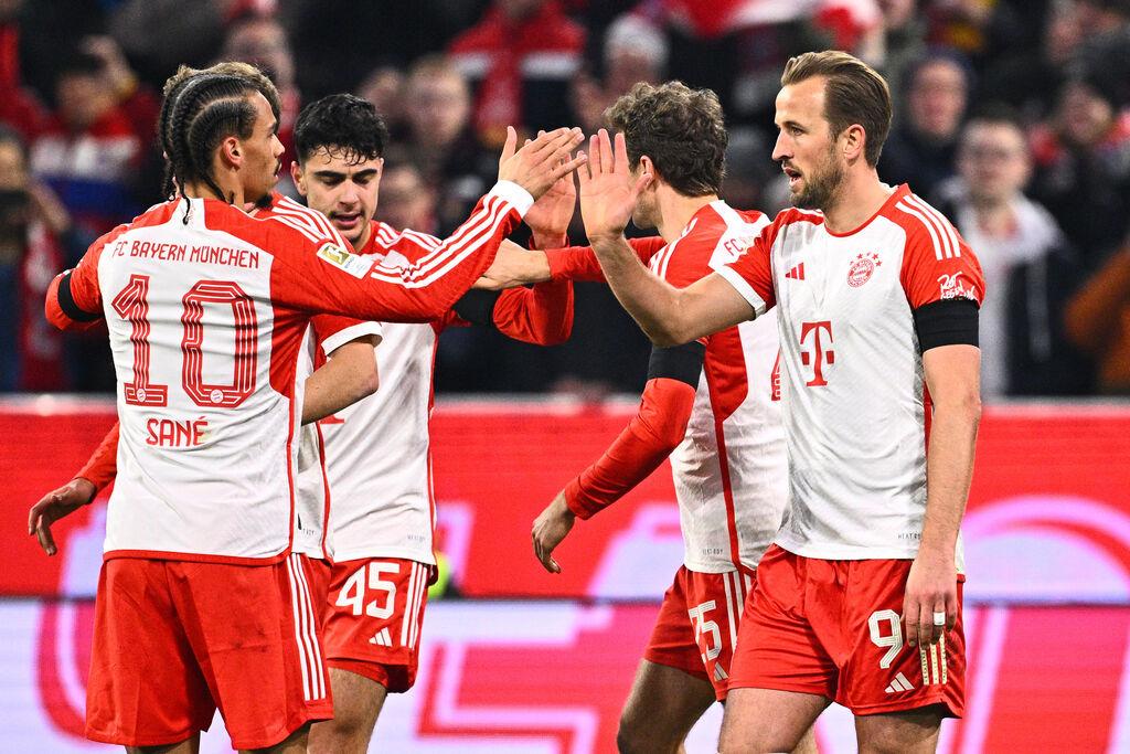 24.02.2024, Bayern, München: Fußball: Bundesliga, Bayern München - RB Leipzig, 23. Spieltag, Allianz Arena. Harry Kane von München (r) jubelt nach seinem Tor zum 1:0 mit Leroy Sane (l). Foto: Tom Weller/dpa +++ dpa-Bildfunk +++