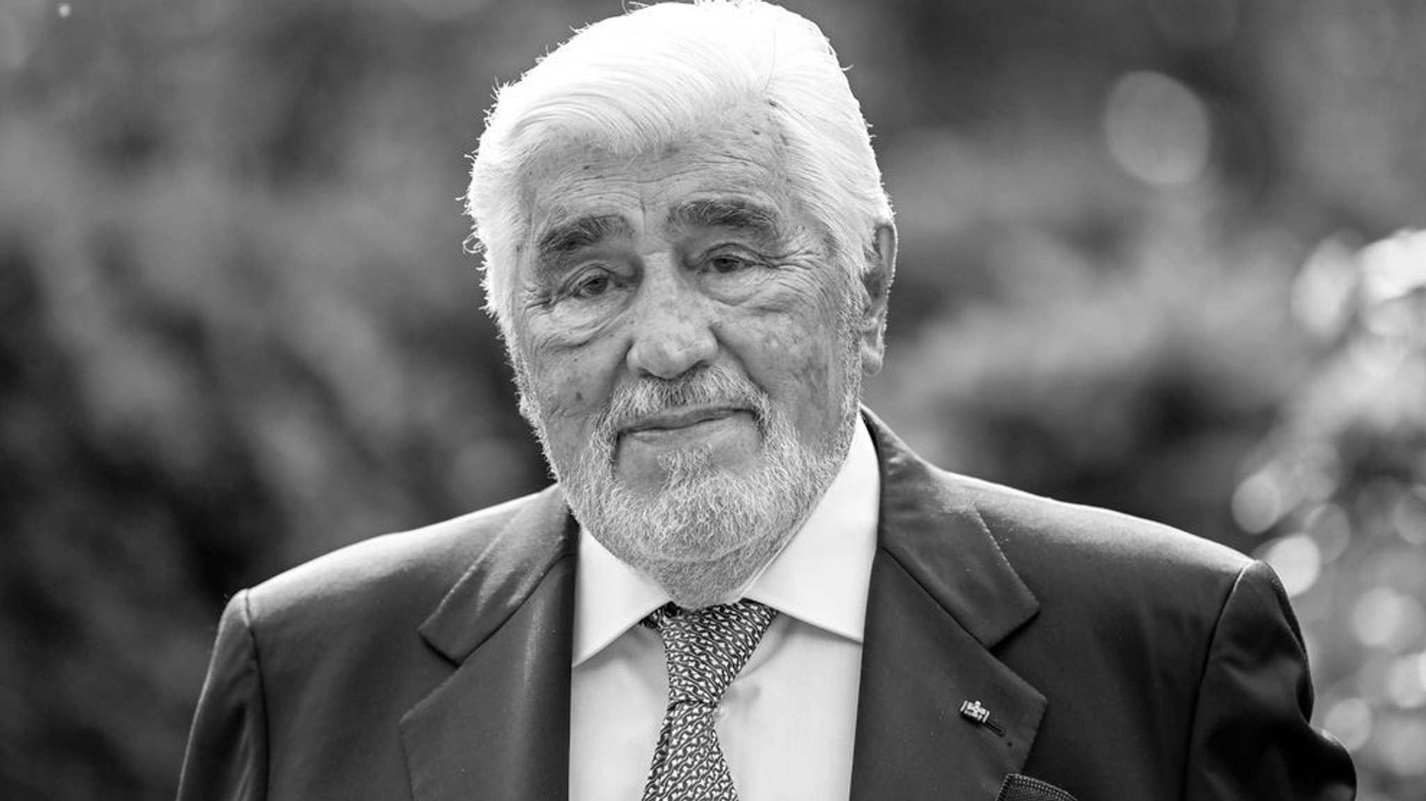 (Archivbild vom 28.08.2021) Ein Portrait von Mario Adorf im Anzug.