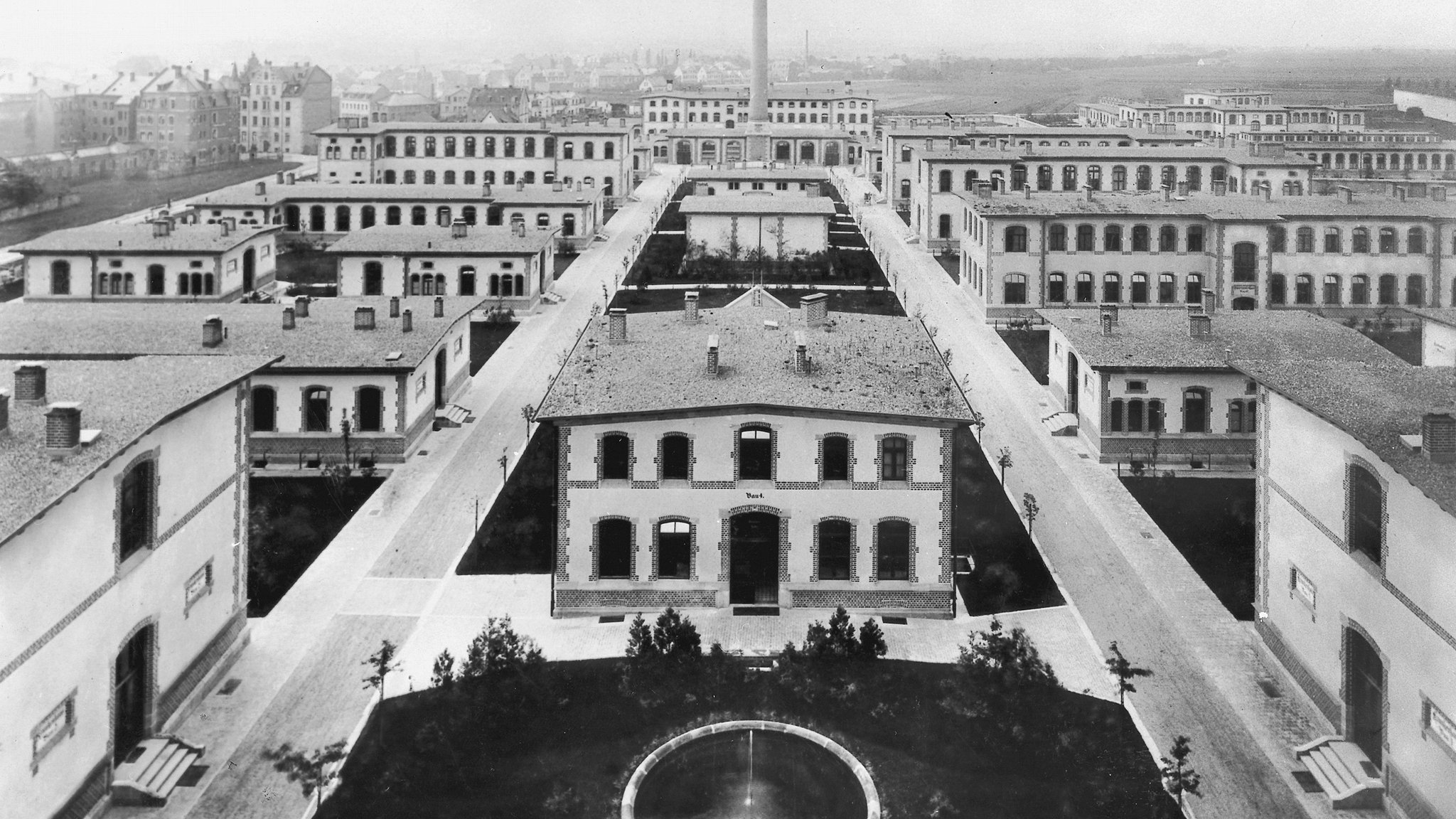 Schwarz-weiß-Foto der Krankenhaus-Pavillons des Städtischen Krankenhauses Nürnberg.