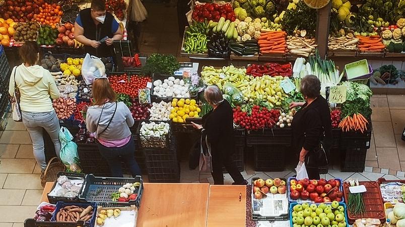 Marktstände mit Obst und Gemüse in Budapest