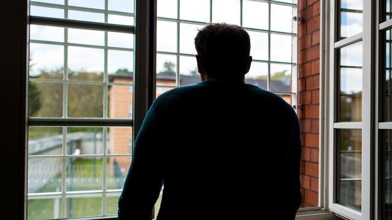 Mann in einer forensischen Psychiatrie (Symbolbild/Archiv) | Bild: pa/dpa/Patrick Pleul Mann in einer forensischen Psychiatrie (Symbolbild/Archiv)