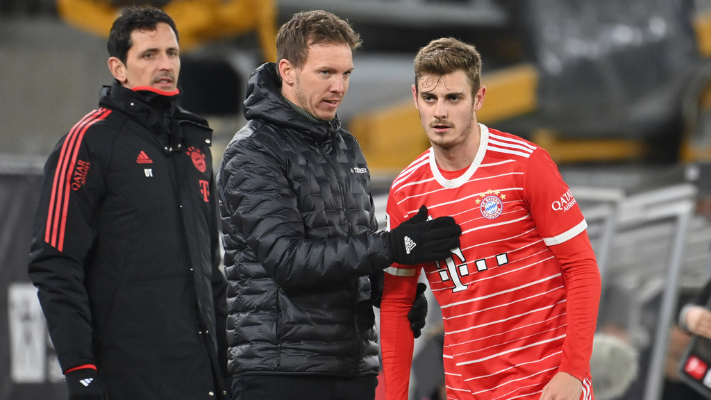 Bayern-Trainer Julian Nagelsmann und Josip Stanisic.