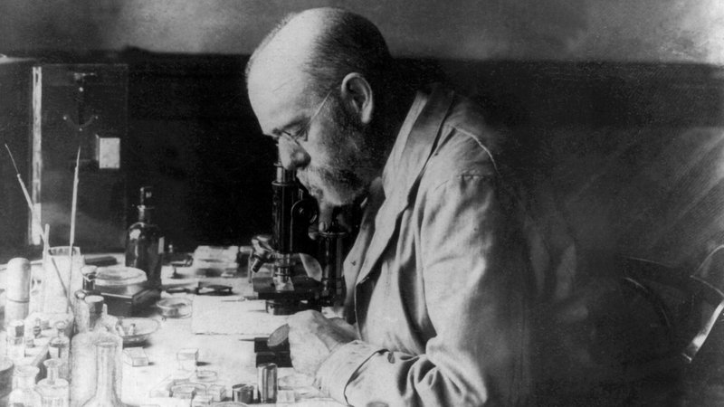 Der deutsche Arzt und Bakteriologe Robert Koch am Mikroskop in seinem Laboratorium in Kimberley in Südafrika im Jahr 1896. 