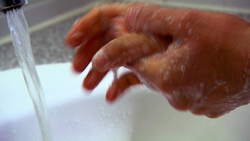 Die "Sommergrippe" ist meist harmlos, die Symptome sind einer Erkältung ähnlich. Händewaschen hilft vor beiden Erkrankungen.